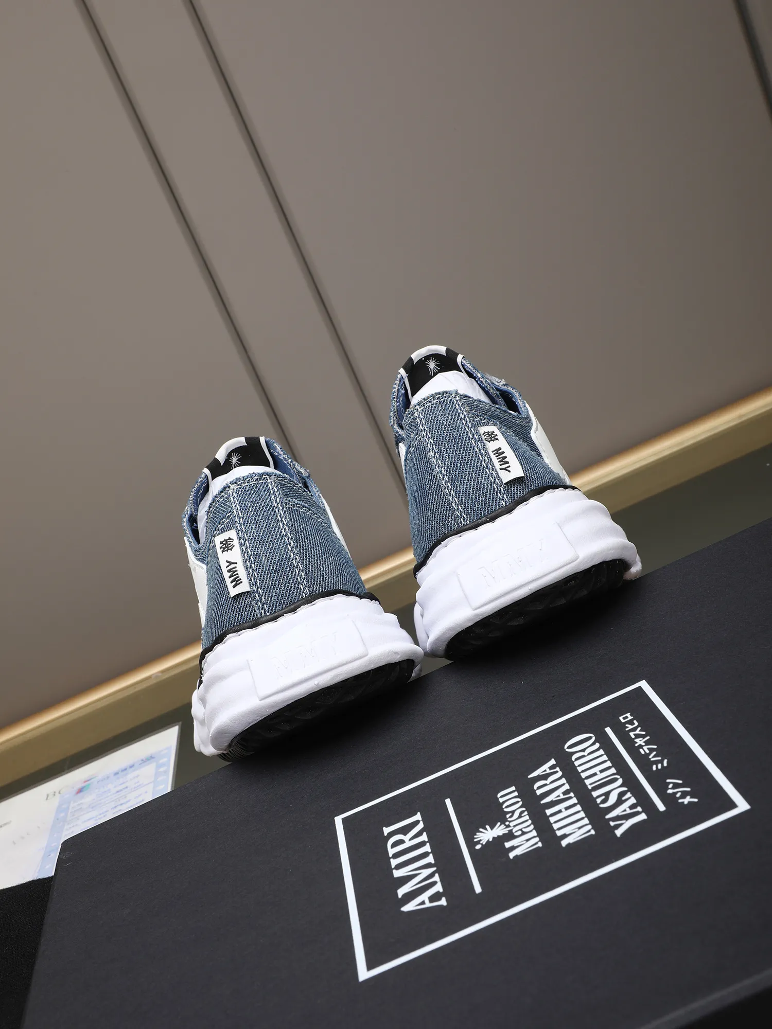 Men's shoes 💰520 AMIRI × Maison MIHARA YASUHIRO Bone Dissolving Shoes Brand Order Original Order Quality 🌈 AMIRIxMMY work together to launch joint shoes that cleverly integrate the classic designs of the two brands. The handmade clay mold soles and AMIRI's signature BONES leather embroidery details are a major feature of the shoes, showing unique craftsmanship and style 🚩 Material: upper original custom-made space Monica canvas! Lining: original technical cloth, outsole: original molded EVA foam bottom, code number: women's 35-39 (40, custom-made, non-refundable), men 39-44 (45, custom-made, non-refundable), full set of counter original packaging